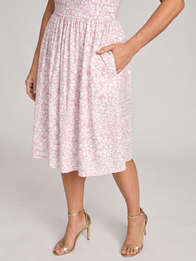 Leneva | Kleid mit quadratischem Ausschnitt und Blumenmuster in knielanger Länge