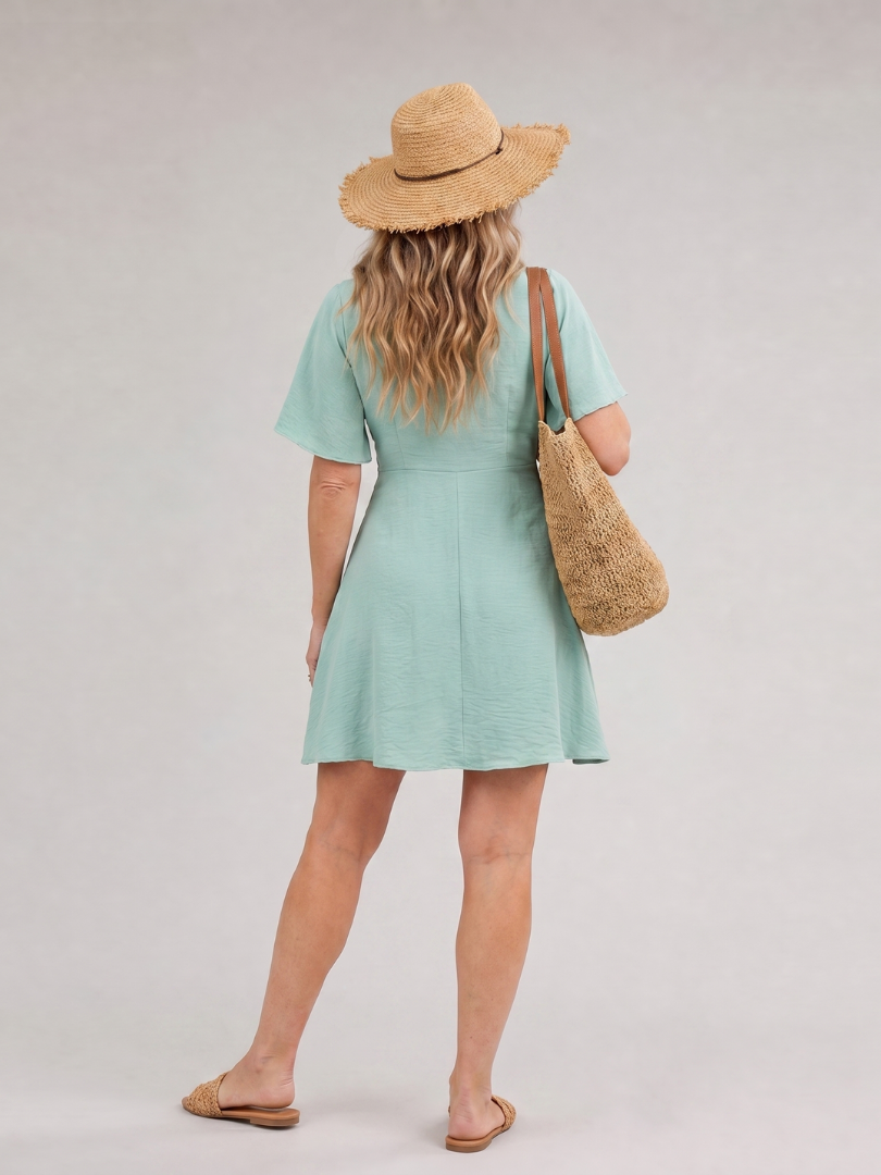 Silum | Kurzes Kleid mit schwingendem Rock und kurzen Flatterärmeln
