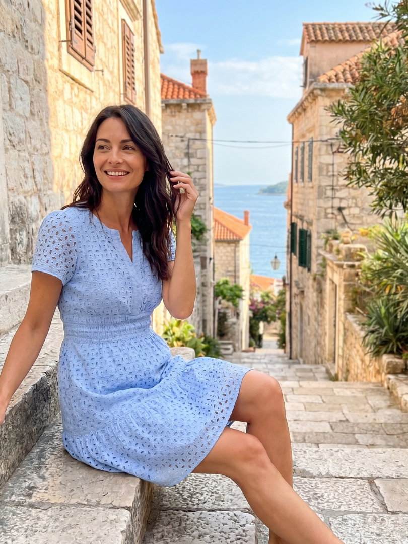 Elarka | Kurzes Kleid mit kurzen Flatterärmeln und Lochmuster