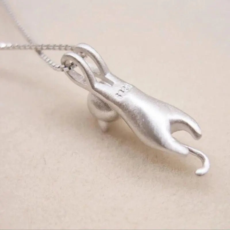 Fröhliche Kette mit einem Silbernen Kätzchen 925