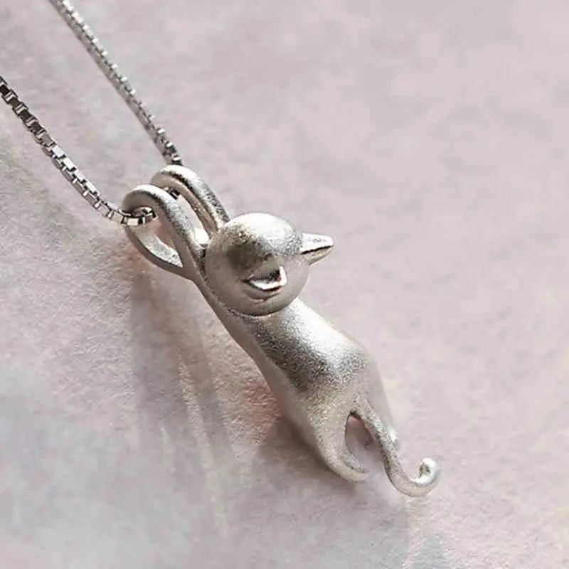 Fröhliche Kette mit einem Silbernen Kätzchen 925