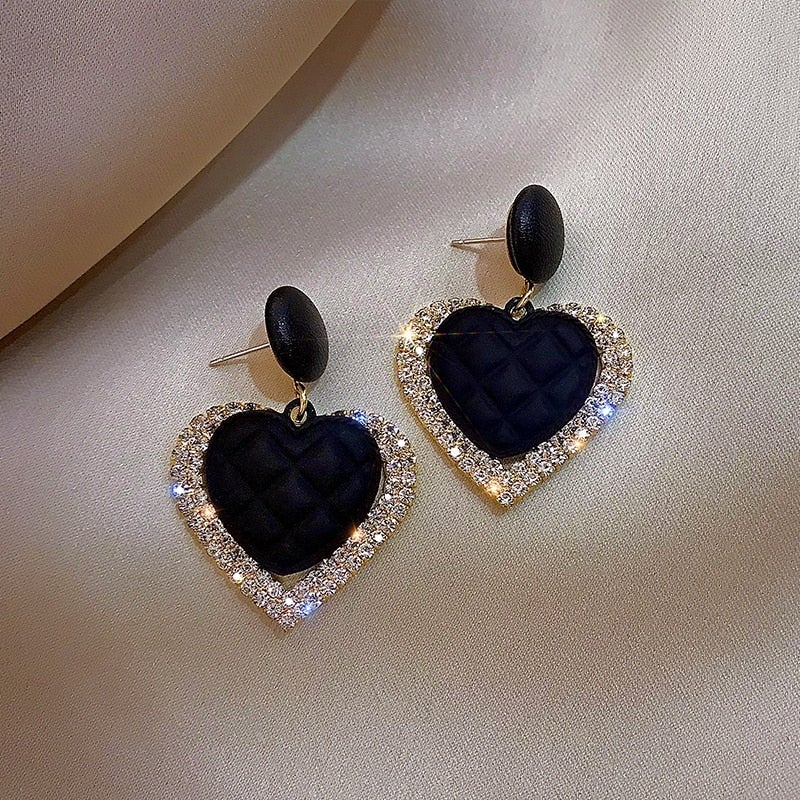 Schwarze Goldene Ohrringe in Herzform