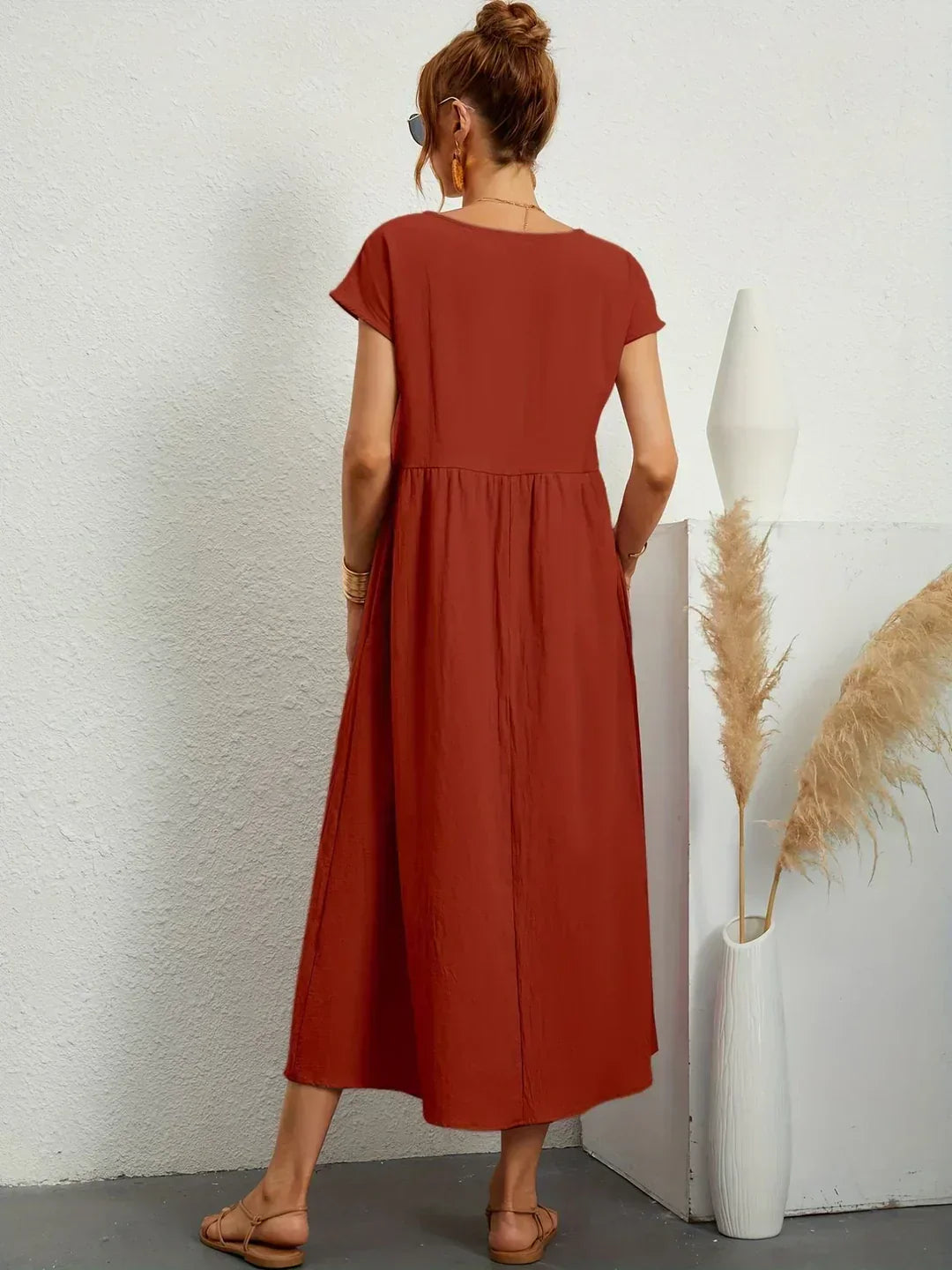 HIEKE | FLIESSENDES MIDIKLEID VON ZEITLOSER ELEGANZ