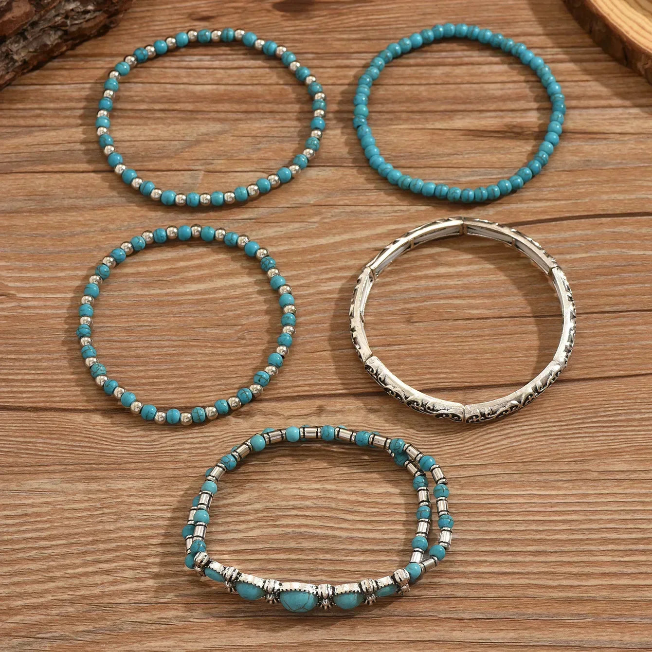 Boho-Armbandenset mit türkisfarbenen Perlen