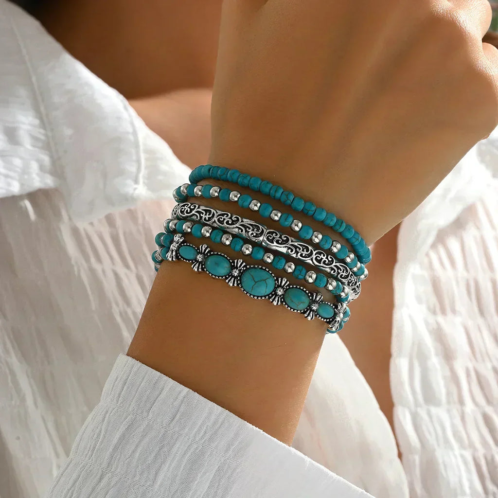 Boho-Armbandenset mit türkisfarbenen Perlen
