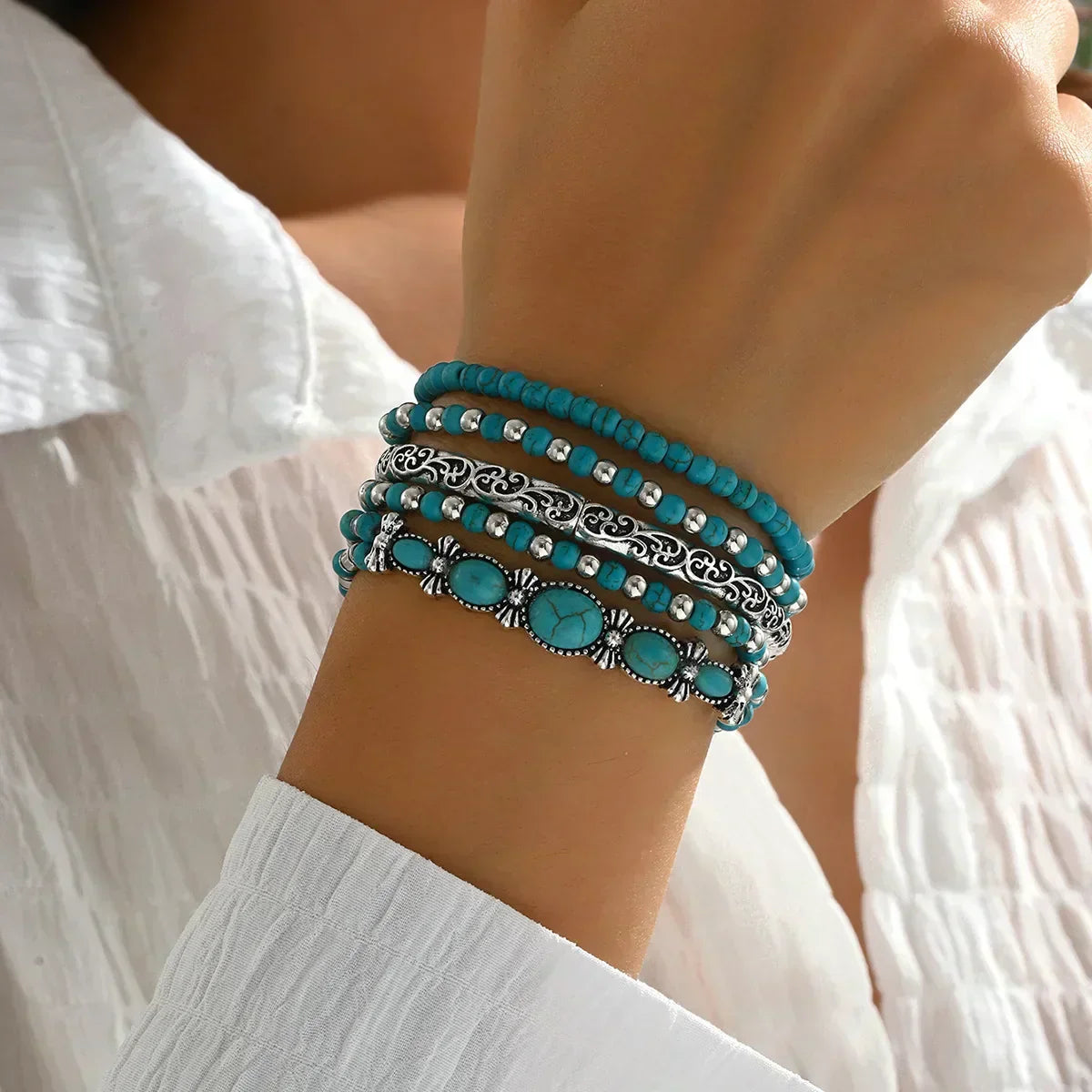 Boho-Armbandenset mit türkisfarbenen Perlen