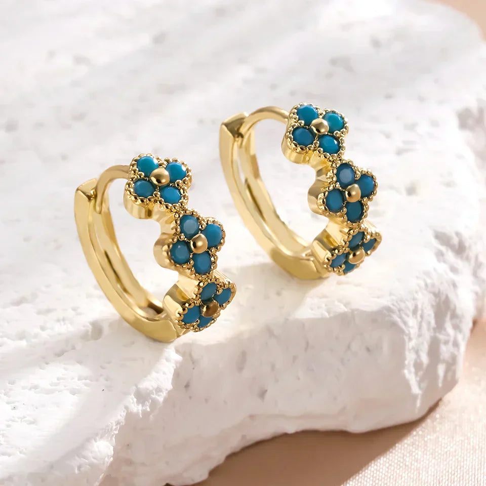 Türkise Blumen-Ohrringe im Hoop-Stil