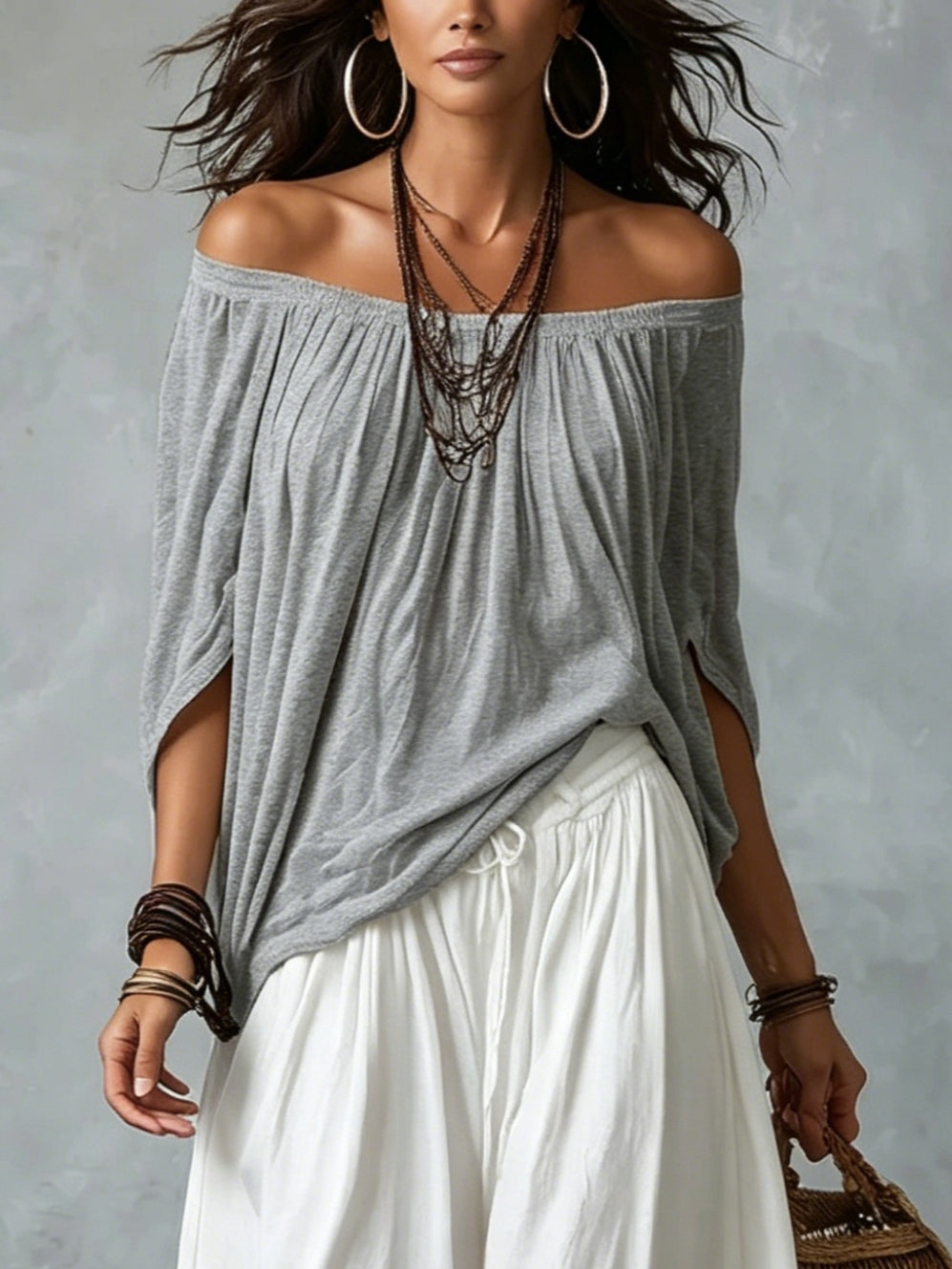 Graues Off-Shoulder-Top und weiße locker sitzende Laternenhose
