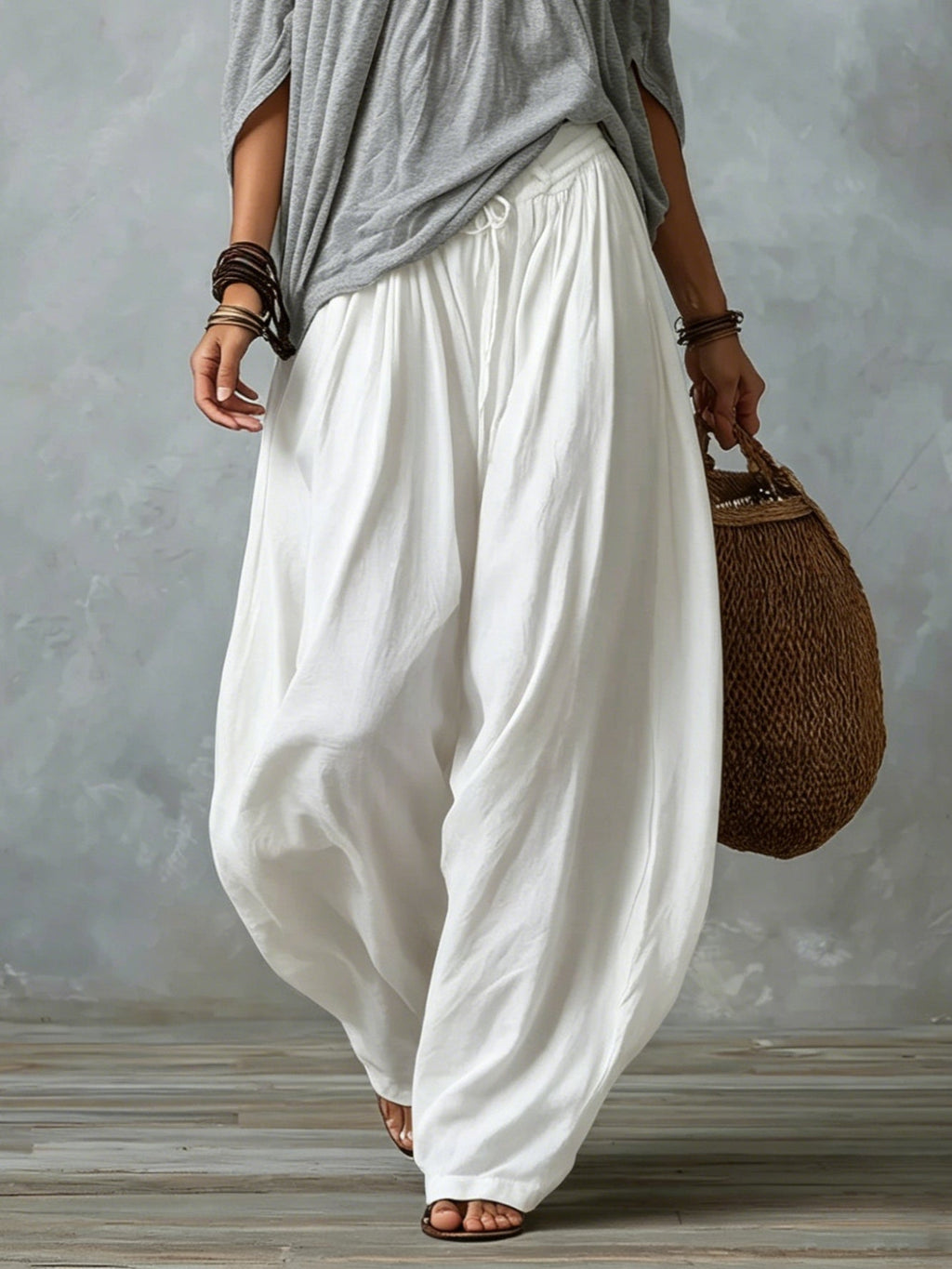 Graues Off-Shoulder-Top und weiße locker sitzende Laternenhose