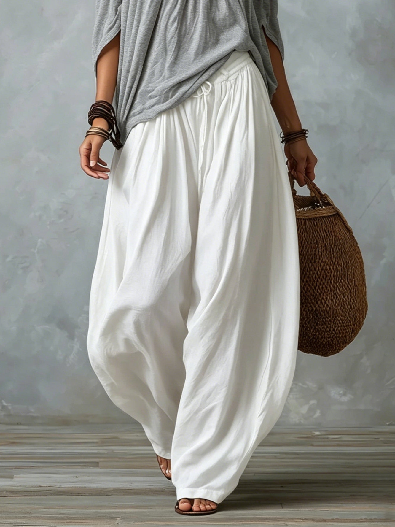 Graues Off-Shoulder-Top und weiße locker sitzende Laternenhose