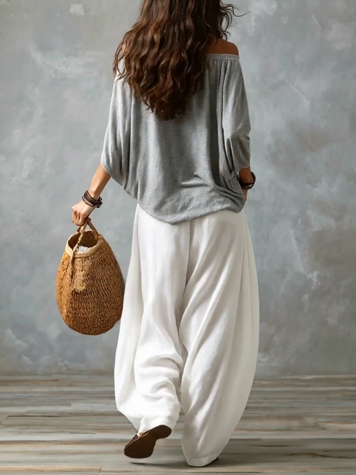 Graues Off-Shoulder-Top und weiße locker sitzende Laternenhose