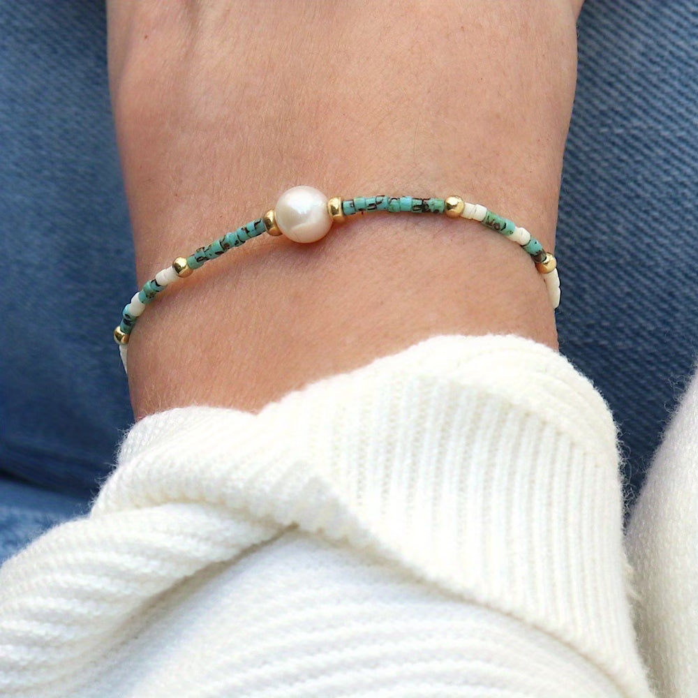 Minimalistisches Türkis- und Perlenarmband