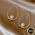 Crescent Pearl Hoop Ohrringe