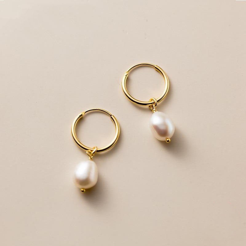 Essentielle Perlen-Hoops Ohrringe