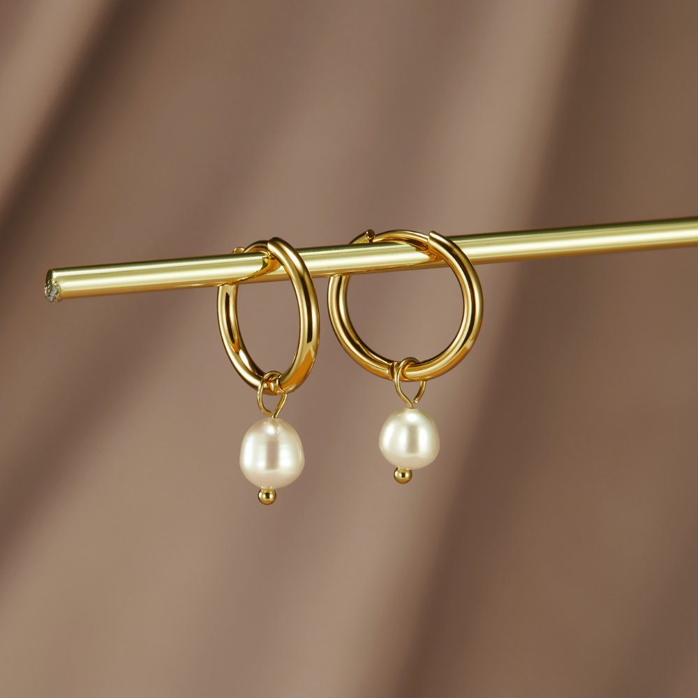 Essentielle Perlen-Hoops Ohrringe