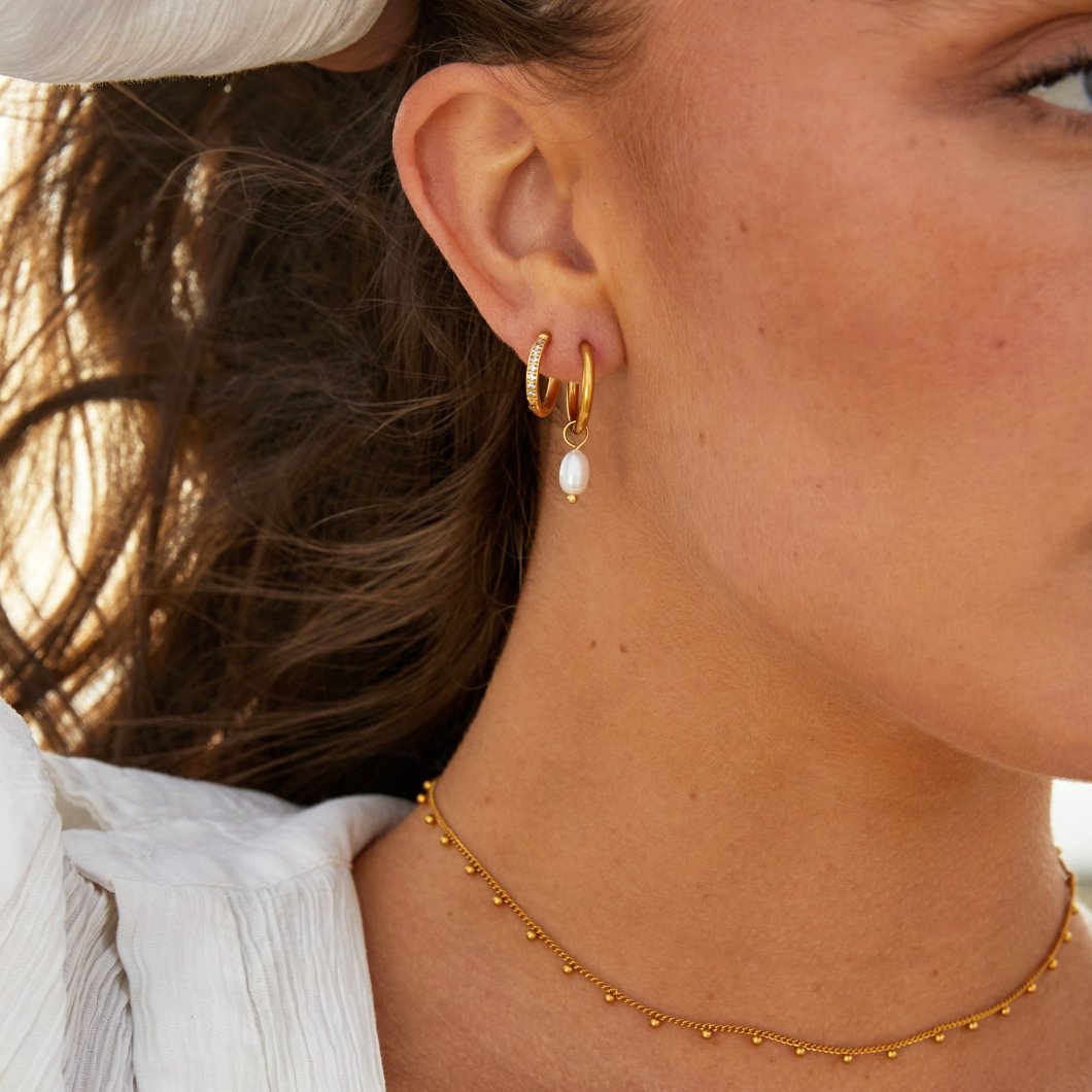 Essentielle Perlen-Hoops Ohrringe