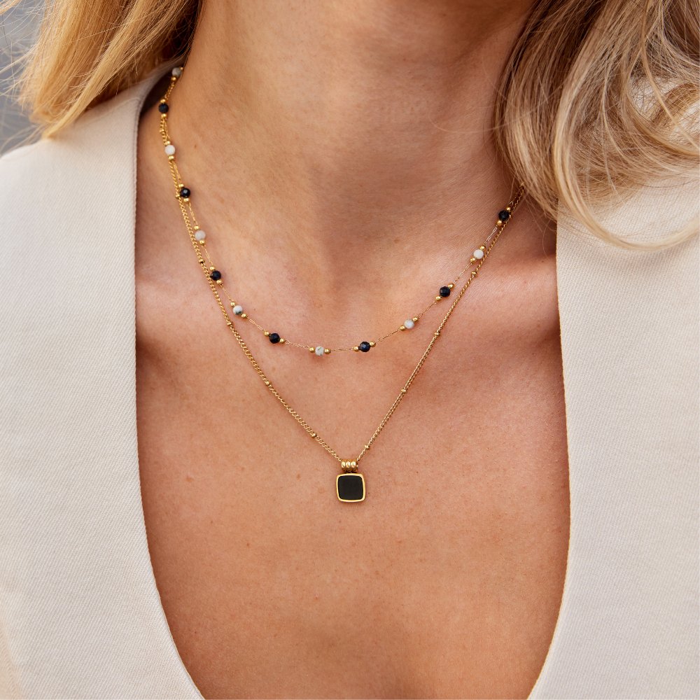 Niedriges Collier mit Steinen